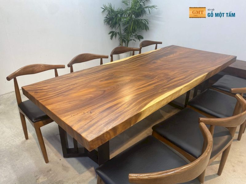 Gỗ me tây với vân gỗ lớn độc đáo thường dùng làm bàn nguyên tấm