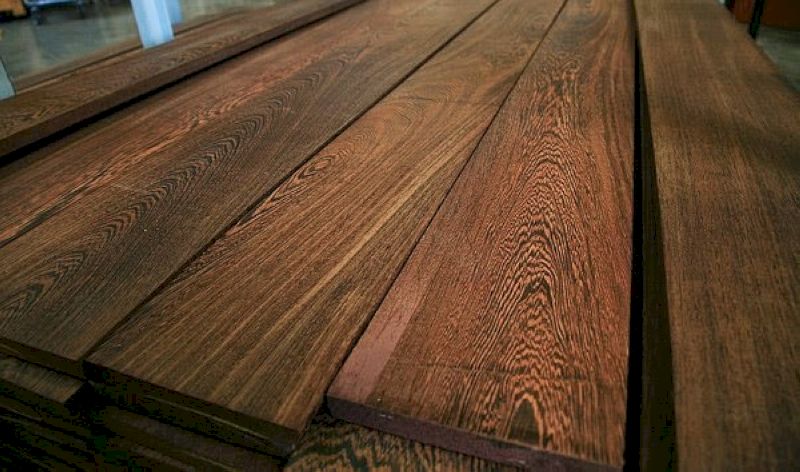 Gỗ muồng thường có màu nâu đậm và độ cứng tốt