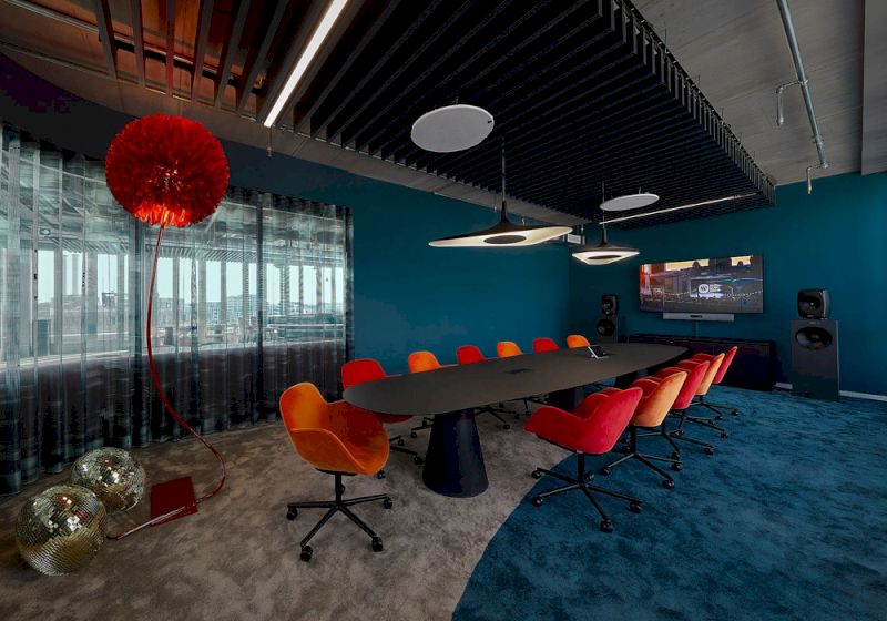 Xu hướng thiết kế nội thất văn phòng với điểm nhất là mảng màu sắc đậm và tương phản