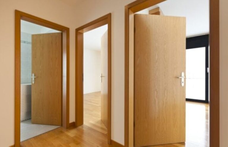 Giá thành của dòng cửa sản xuất từ gỗ Plywood vẫn tương đối cao 