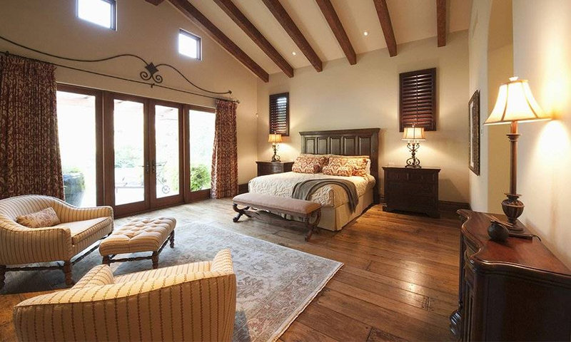 Thiết kế phòng ngủ Retro ấm cúng với giường bọc nỉ, đèn ngủ cổ điển